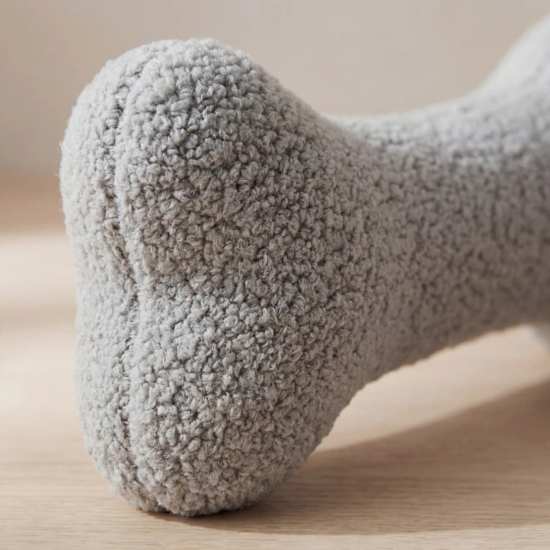 hundespielzeug-knochen-grau-boucle-detail.jpg