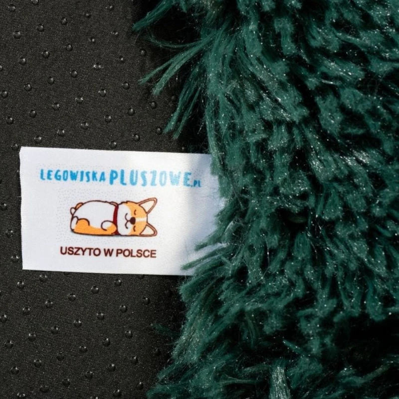 Metka przy krawędzi zielonego pluszu i czarnego spodu legowiska Chmurka Premium